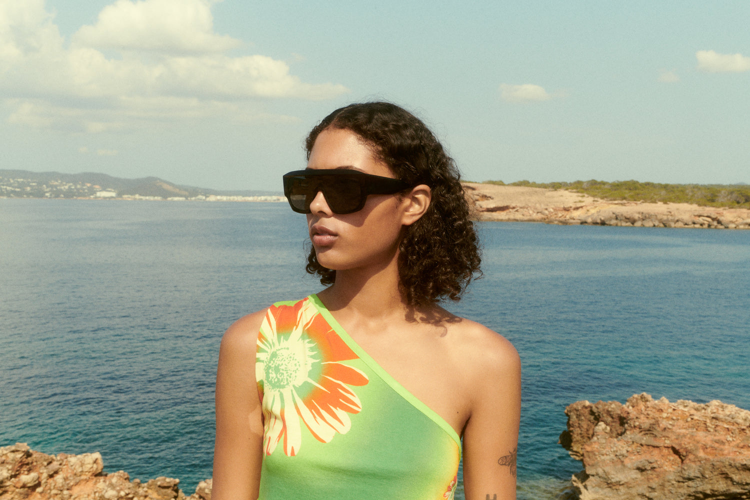 GOLDEN: Envolventes Acetato Noir sunglasses by GIGI STUDIOS 5141